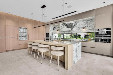 House in Miami Beach, Florida 5 bedrooms, 473.24 sq.m. № 2057442 - photo 18