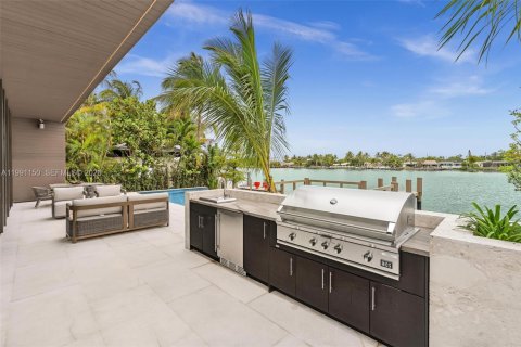 House in Miami Beach, Florida 5 bedrooms, 473.24 sq.m. № 2057442 - photo 21