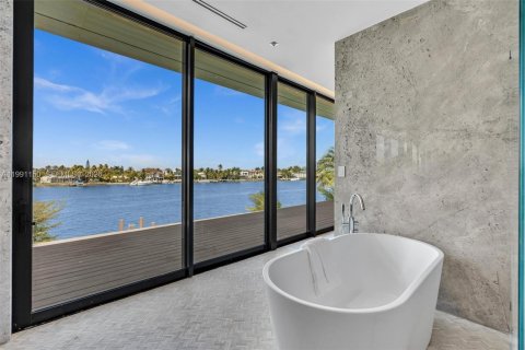 House in Miami Beach, Florida 5 bedrooms, 473.24 sq.m. № 2057442 - photo 29