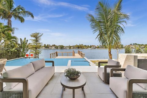 Casa en Miami Beach, Florida 5 dormitorios, 473.24 m2 № 2057442
