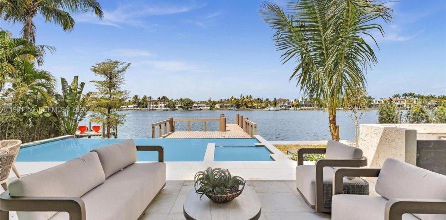 Villa ou maison à Miami Beach, Floride 5 chambres, 473.24 m2 № 2057442