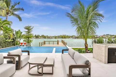 House in Miami Beach, Florida 5 bedrooms, 473.24 sq.m. № 2057442 - photo 20