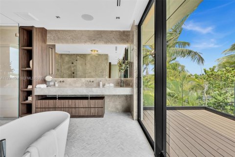 House in Miami Beach, Florida 5 bedrooms, 473.24 sq.m. № 2057442 - photo 28