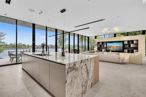 House in Miami Beach, Florida 5 bedrooms, 473.24 sq.m. № 2057442 - photo 19