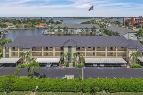 Copropriété à vendre à Cape Coral, Floride: 2 chambres, 104.42 m2 № 2324126 - photo 2