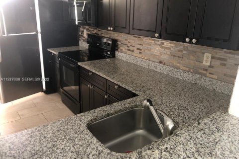 Снять в аренду таунхаус в Санрайз, Флорида 4 спальни, № 1988368 - фото 3