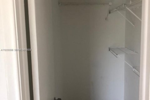 Снять в аренду таунхаус в Санрайз, Флорида 4 спальни, № 1988368 - фото 10