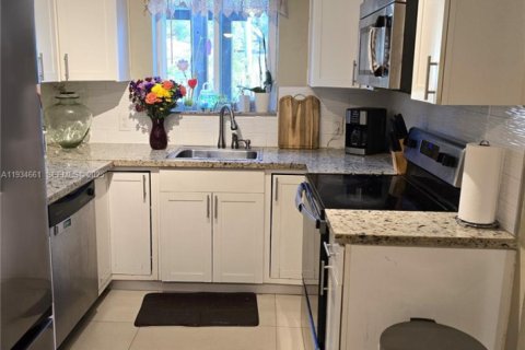 Casa en venta en Pembroke Pines, Florida, 3 dormitorios, 142.14 m2 № 2035673 - foto 6