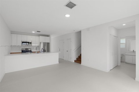 Townhouse in Miami, Florida 5 bedrooms, 212.93 sq.m. № 2041407 - photo 9