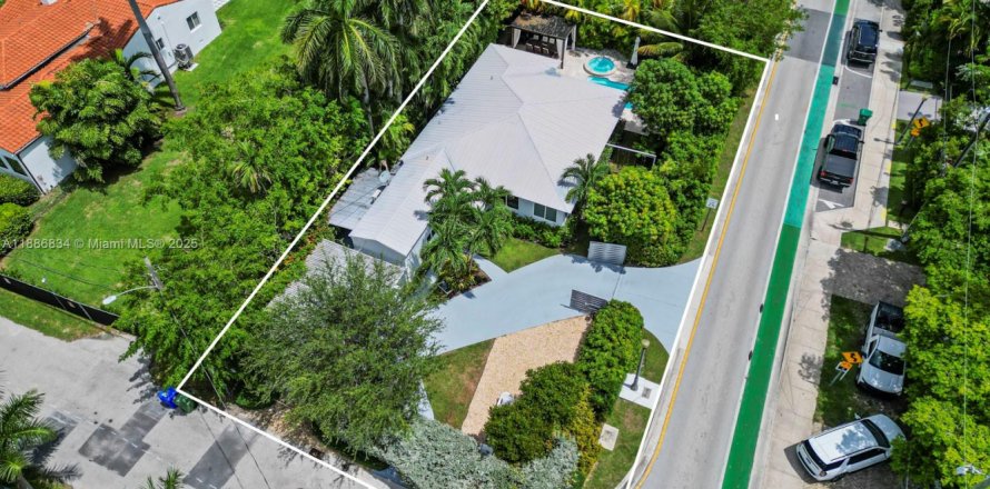 House in Miami, Florida 3 bedrooms, 159.98 sq.m. № 1952405