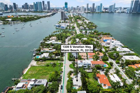 House in Miami, Florida 3 bedrooms, 159.98 sq.m. № 1952405 - photo 2