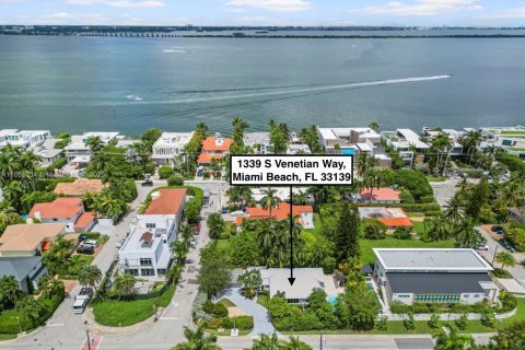 House in Miami, Florida 3 bedrooms, 159.98 sq.m. № 1952405 - photo 3