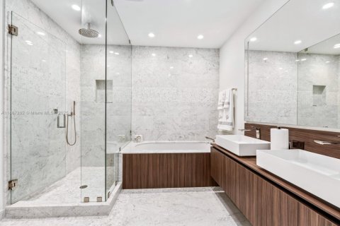 Condo in Miami, Florida, 2 bedrooms  № 1932868 - photo 16