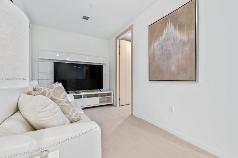 Condo in Miami, Florida, 2 bedrooms  № 1932868 - photo 11