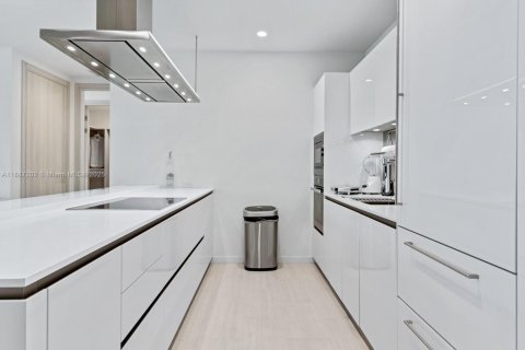 Condo in Miami, Florida, 2 bedrooms  № 1932868 - photo 7