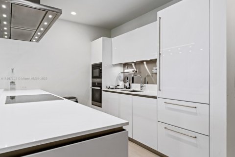 Condo in Miami, Florida, 2 bedrooms  № 1932868 - photo 8