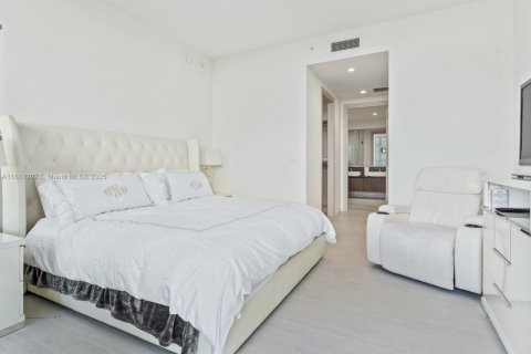 Condo in Miami, Florida, 2 bedrooms  № 1932868 - photo 12