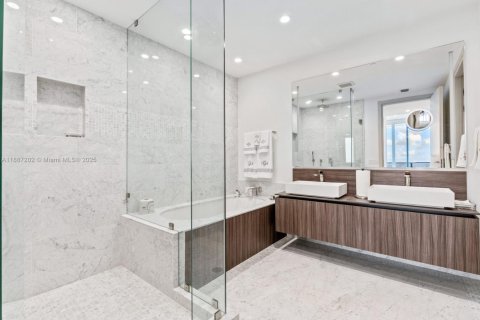 Condo in Miami, Florida, 2 bedrooms  № 1932868 - photo 15