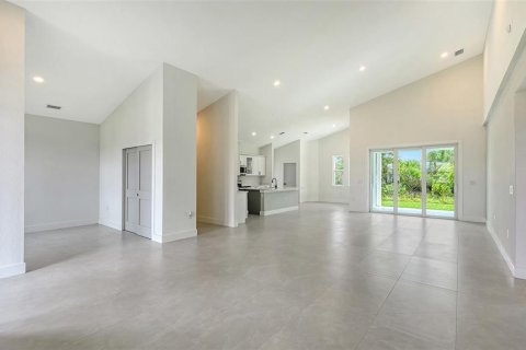 Villa ou maison à vendre à Port Charlotte, Floride: 4 chambres, 224.17 m2 № 2408905 - photo 3