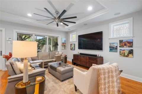 House in Saint Petersburg, Florida 3 bedrooms, 212.28 sq.m. № 2396193 - photo 12