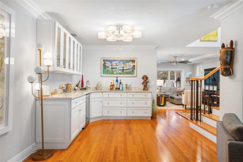 House in Saint Petersburg, Florida 3 bedrooms, 212.28 sq.m. № 2396193 - photo 11