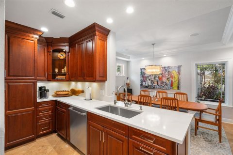 House in Saint Petersburg, Florida 3 bedrooms, 212.28 sq.m. № 2396193 - photo 17