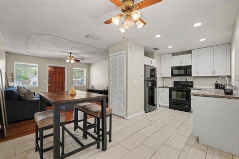 House in Tampa, Florida 3 bedrooms, 90.58 sq.m. № 2239281 - photo 3