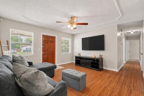 House in Tampa, Florida 3 bedrooms, 90.58 sq.m. № 2239281 - photo 2