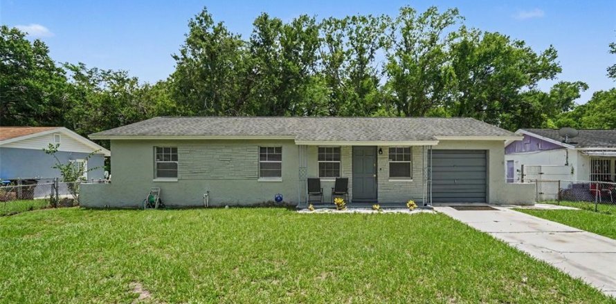 House in Tampa, Florida 3 bedrooms, 90.58 sq.m. № 2239281