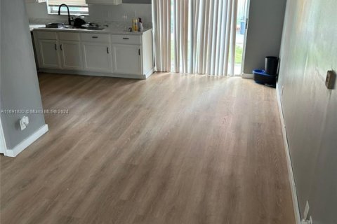 Condominio en venta en Lauderhill, Florida, 2 dormitorios, 94.76 m2 № 2012786 - foto 2