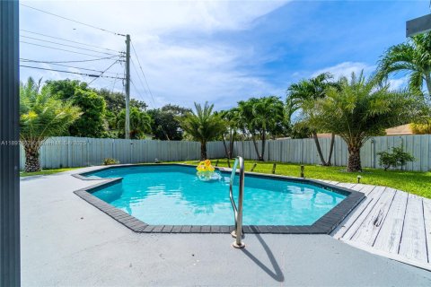House in Hollywood, Florida 4 bedrooms, 167.6 sq.m. № 1952449 - photo 6