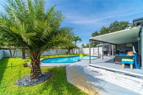 House in Hollywood, Florida 4 bedrooms, 167.6 sq.m. № 1952449 - photo 11