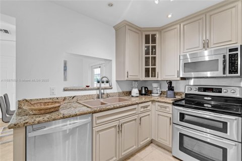 House in Hollywood, Florida 4 bedrooms, 167.6 sq.m. № 1952449 - photo 20