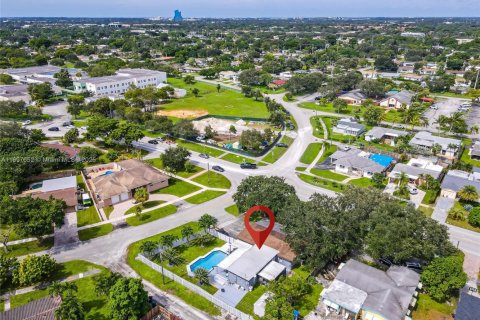 House in Hollywood, Florida 4 bedrooms, 167.6 sq.m. № 1952449 - photo 1