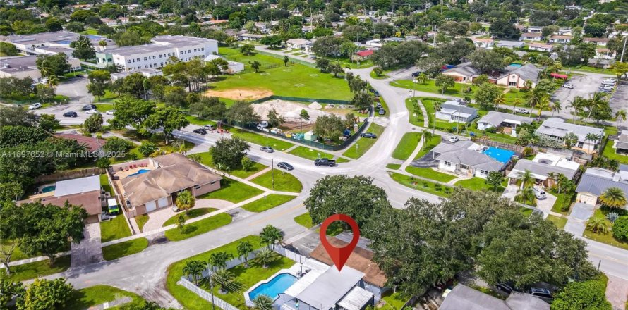 House in Hollywood, Florida 4 bedrooms, 167.6 sq.m. № 1952449