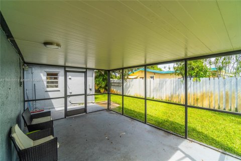 House in Hollywood, Florida 4 bedrooms, 167.6 sq.m. № 1952449 - photo 14