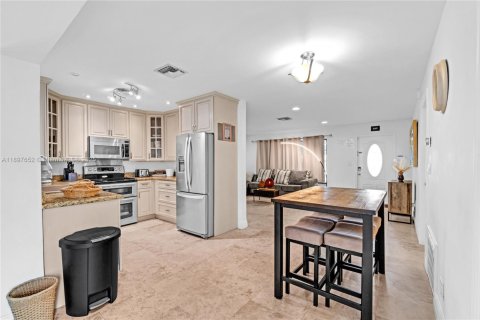 House in Hollywood, Florida 4 bedrooms, 167.6 sq.m. № 1952449 - photo 18
