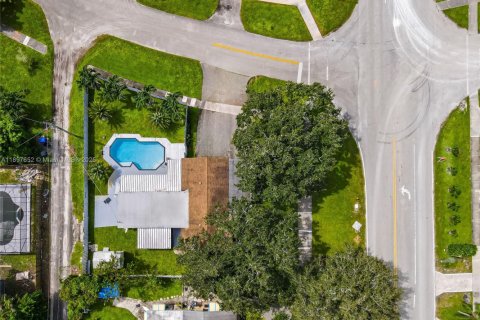 House in Hollywood, Florida 4 bedrooms, 167.6 sq.m. № 1952449 - photo 2