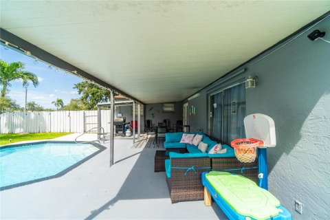 House in Hollywood, Florida 4 bedrooms, 167.6 sq.m. № 1952449 - photo 7