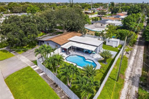 House in Hollywood, Florida 4 bedrooms, 167.6 sq.m. № 1952449 - photo 3