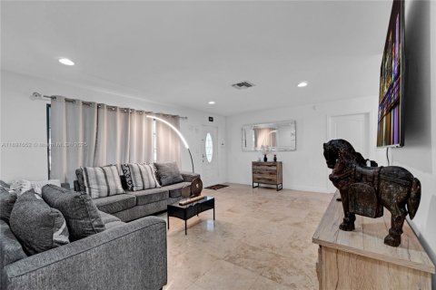 House in Hollywood, Florida 4 bedrooms, 167.6 sq.m. № 1952449 - photo 16