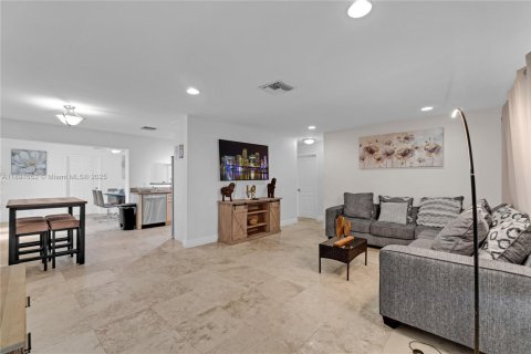House in Hollywood, Florida 4 bedrooms, 167.6 sq.m. № 1952449 - photo 15