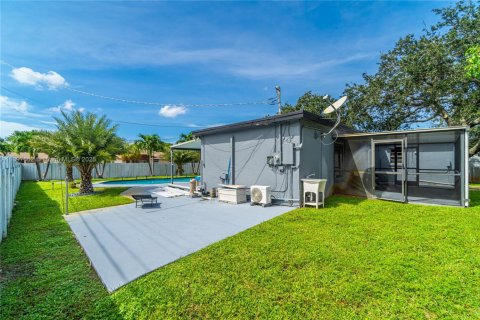 House in Hollywood, Florida 4 bedrooms, 167.6 sq.m. № 1952449 - photo 12