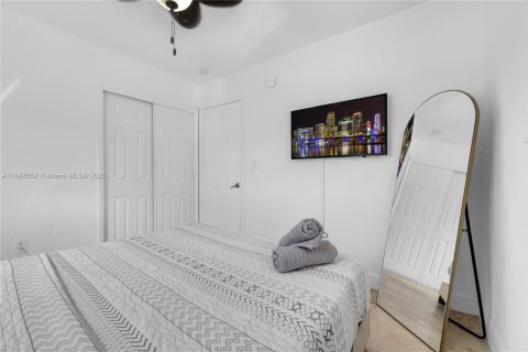 House in Hollywood, Florida 4 bedrooms, 167.6 sq.m. № 1952449 - photo 25