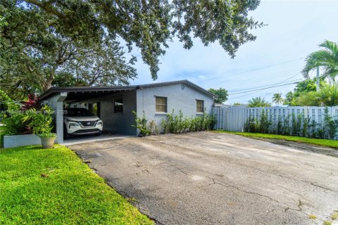 House in Hollywood, Florida 4 bedrooms, 167.6 sq.m. № 1952449 - photo 5