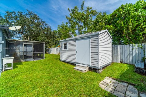 House in Hollywood, Florida 4 bedrooms, 167.6 sq.m. № 1952449 - photo 13