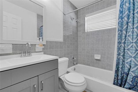 House in Hollywood, Florida 4 bedrooms, 167.6 sq.m. № 1952449 - photo 26