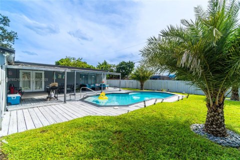 House in Hollywood, Florida 4 bedrooms, 167.6 sq.m. № 1952449 - photo 9