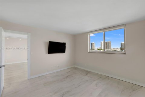 Condo in North Miami Beach, Florida, 2 bedrooms  № 2422591 - photo 24