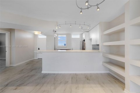 Condo in North Miami Beach, Florida, 2 bedrooms  № 2422591 - photo 9